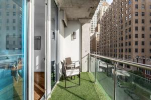 タルサにあるCharming 1BR NearBOKCntr-Gym,Lounge,Balcony,PetOKのバルコニー(椅子付)が備わります。一部の建物を利用します。