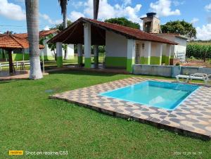 a swimming pool in the yard of a house at Pousada Sossego in São José da Barra