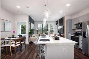 une cuisine et un salon avec un comptoir blanc dans l'établissement Cozy 2BR-w Parking, Near Rvrwalk, Dome & Conv Ctr, à San Antonio