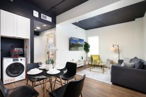 Una cocina y una sala de estar con mesa y sillas. en Stylish 1BR On Rvrwalk Gym and Parking Near Conv Ctr, en San Antonio