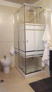 una ducha de cristal en un baño con inodoro en B&B Le Volte, en Sarno