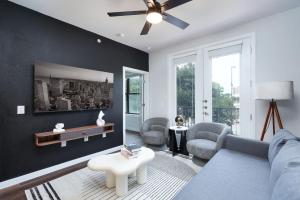 sala de estar con sofá, sillas y ventilador de techo en 1BR Escape-w Parking, Near Riverwalk & Conv Ctr, en San Antonio