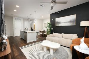 un salon avec un canapé et une table et une cuisine dans l'établissement Chic 2BR-w Parking, Near Rvrwalk, Dome & Conv Ctr, à San Antonio