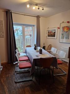 a dining room with a table and chairs at Haus-Selma in Lüneburg