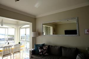 ランゲバーンにあるLuxury Sunset Heights Unit 79のソファと鏡のあるリビングルーム