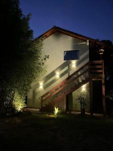 ein nachts beleuchtetes Haus mit Licht in der Unterkunft Kitnet Pinheira - Praia de Cima in Palhoça