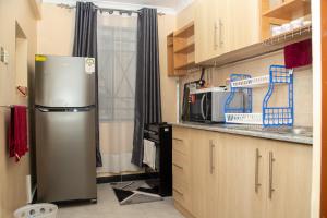 Η κουζίνα ή μικρή κουζίνα στο Highlander Bluzz Furnished Apartment