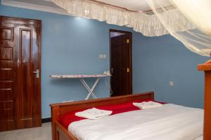 Ένα ή περισσότερα κρεβάτια σε δωμάτιο στο Highlander Bluzz Furnished Apartment