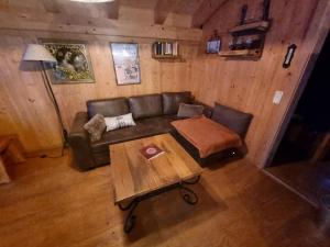 Et opholdsområde på Casa Royal - Schönes und komfortables Blockhaus mit Außensauna und beheizbarem Whirl-Pool