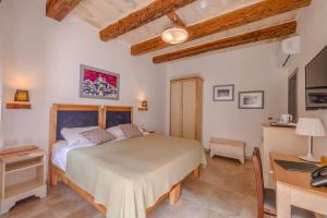 een slaapkamer met een bed en een bureau en een bureau bij Mulberries in Żabbar