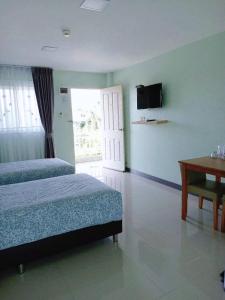 Ένα ή περισσότερα κρεβάτια σε δωμάτιο στο aSleep Hotel Sriracha แอสลีพ โฮเทล