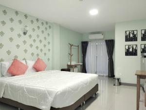 Ένα ή περισσότερα κρεβάτια σε δωμάτιο στο aSleep Hotel Sriracha แอสลีพ โฮเทล