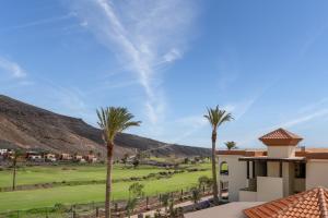 莫罗德哈布雷Hotel LIVVO Jandía Golf的享有棕榈树高尔夫球场的景色