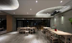 a restaurant with tables and chairs in a room at 2025 全新開幕 四蒔旅宿 Sizhu Resort in Yuchi