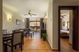 Hotel LIVVO Jandía Golf客房内的一张或多张床位