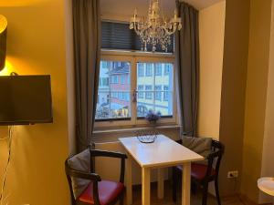 Una mesa de comedor y sillas frente a una ventana. en Studio am Neuen Schloss Meersburg, en Meersburg