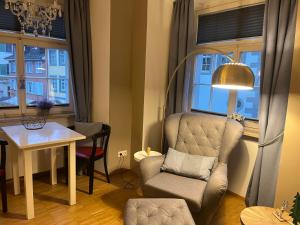 Una sala de estar con una silla y una mesa y ventanas. en Studio am Neuen Schloss Meersburg, en Meersburg 17 fotos más