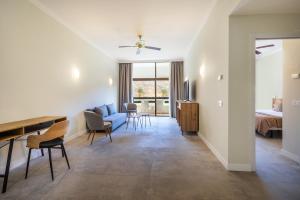 莫罗德哈布雷Hotel LIVVO Jandía Golf的带沙发和床的客厅 更多32张照片