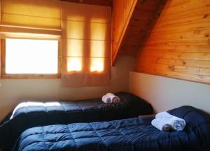 a bedroom with two beds in a cabin at Las Lengas 2 in Moquehue