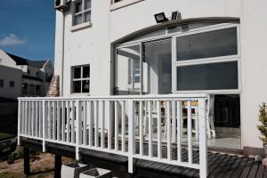 ランゲバーンにあるLuxury Sunset Heights Unit 79のデッキ上の大きな窓のある家