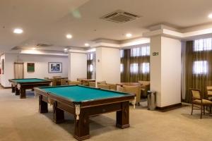 a room with two pool tables and chairs at OZPED Flats Particulares Edifício Bonaparte in Brasilia