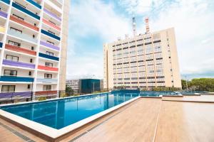 a swimming pool in the middle of a building at OZPED Flats Particulares Edifício Bonaparte in Brasilia