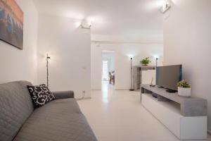 a living room with a couch and a flat screen tv at Appartamento Margherita in Venice