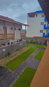 Κήπος έξω από το Casa Condomínio Ubatuba com churrasqueira privativa