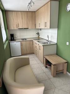 kuchnia z drewnianymi szafkami, zlewem i stołem w obiekcie Apartmani Starcevic w mieście Vir +17 zdjęć