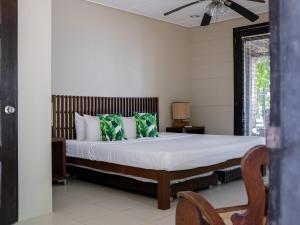 En eller flere senge i et værelse på Coral Suites - casitas & apartment on private beach