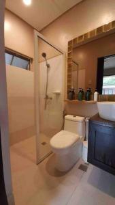 Et badeværelse på Coral Suites - casitas & apartment on private beach