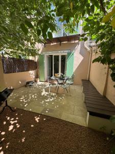 Zahrada ubytování Maison Jasmin in the city center with parking space and terrace