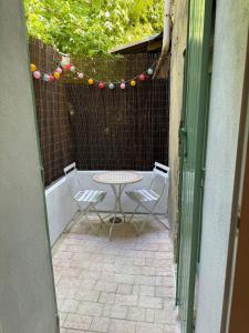 Balkón nebo terasa v ubytování Maison Jasmin in the city center with parking space and terrace