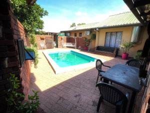 Piscina de la sau aproape de Kudu Cottages