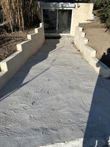 ein Bürgersteig mit Treppen vor einem Gebäude in der Unterkunft Love room in Camaret-sur-Aigues