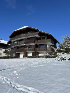 a building in the snow with footprints in the snow at Studio thollon-les-mémises in Thollon