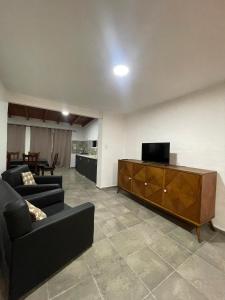 Μια τηλεόραση ή/και κέντρο ψυχαγωγίας στο Casa con pileta a 2 cuadras del río
