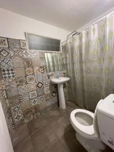 Ένα μπάνιο στο Casa con pileta a 2 cuadras del río