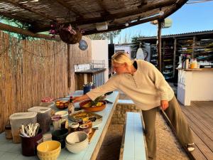 サグレスにあるAlgarve Surf Camp & Hostel Sagresの女 +24枚の写真