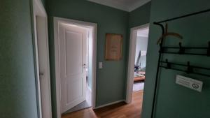 Fotografie z fotogalerie ubytování Design Apartment, Klimaanlage, eigener Parkplatz, NETFLIX, DominosPizza, Wallbox v destinaci Falkensee + 21 fotografií