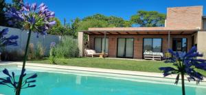 a house with a swimming pool in the yard at LOFT LACUNZA in Coronel Suárez