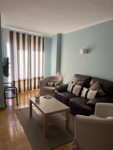 ein Wohnzimmer mit einer Couch und einem Couchtisch in der Unterkunft Tossa de Mar - TROPICANA in Tossa de Mar