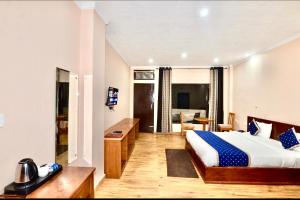 Postel nebo postele na pokoji v ubytování Uttarakhand resort