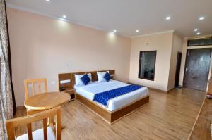 Postel nebo postele na pokoji v ubytování Uttarakhand resort