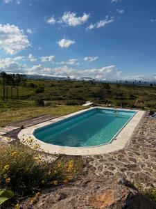 Πισίνα στο ή κοντά στο Cabañas Casa Flor Yacanto
