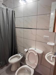 un baño con inodoro y lavabo en Monoambiente, en Monte Hermoso