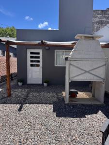 una casa de pájaros frente a una casa en Monoambiente, en Monte Hermoso