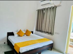 Hotel kailash in客房内的一张或多张床位