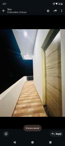 KhātuHotel kailash in的一张房间走廊的照片