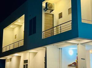 KhātuHotel kailash in的一座拥有蓝色墙壁和阳台的建筑 更多9张照片